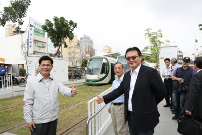 林市長赴高雄市政參訪試乘輕軌 推動台中雙港輕軌計畫