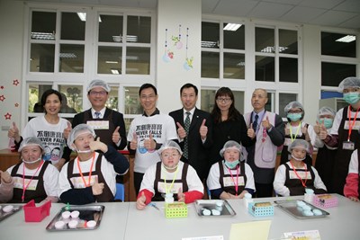 中市第一家進駐學校的社區日間作業設施啟動 林市長盼助身障者自力學習