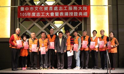 文資志工150人受證 陳彥玲、李美齡獲年度特別獎