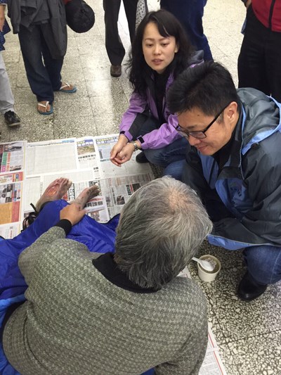 寒冬送溫情 市府訪視街友發放物資 鼓勵參與掃街或當導覽員
