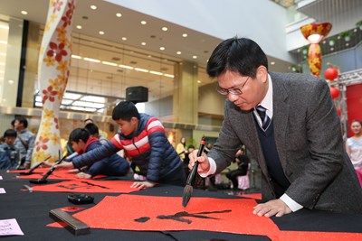 迎新春贈春聯 林市長創「迎侯晉福賀新春 金猴報喜慶團圓」對聯獻祝福