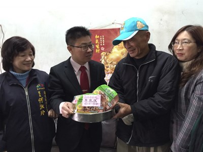 身障送餐不打烊      社會局長親送年菜關懷弱勢