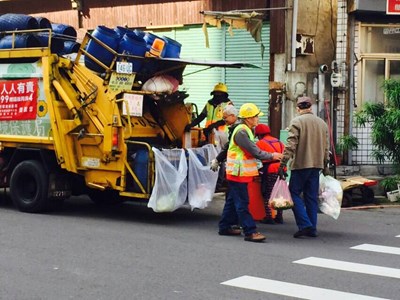 春節垃圾清運不打烊受好評 定時定點垃圾收運數量較去年成長4成