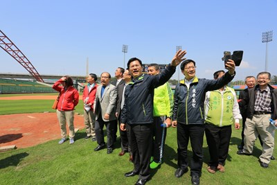 洲際棒球場設備更新 林市長讚全台最好LED全屏螢幕記分板