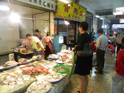 「梧棲漁港、童叟無欺」 漁會與市府持續管控稽查攤商交易秩序 盼消費者安心