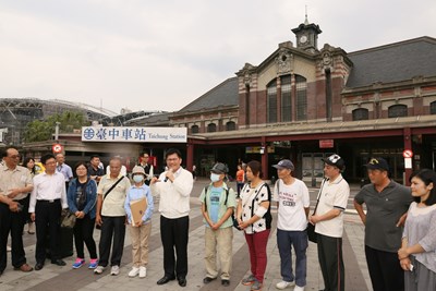 林市長化身遊客隨「城市隱者」訪舊城區 盼隱者們都走出黑暗、照亮城市