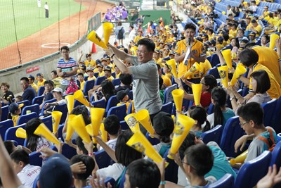 中市府邀偏鄉學童戶外教學一日遊 與林市長洲際看棒球