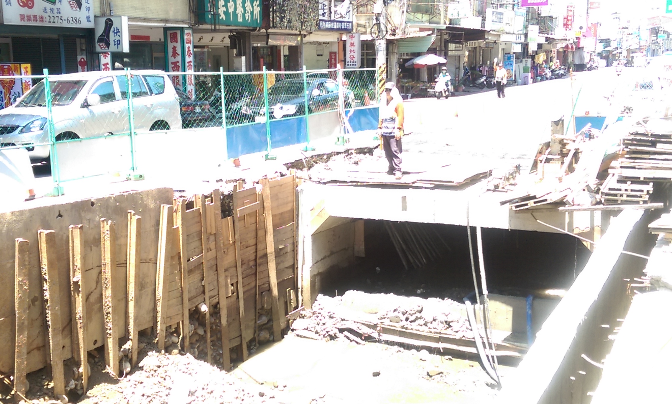 改善大里區新仁路淹水 市府施工改採臨時太空包擋水 增加排水機動性