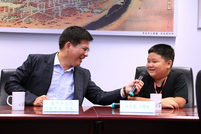 長老教會路上教會訪市府 大小林佳龍相見歡