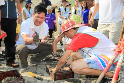 國際青年志工營前進南簡社區 林市長與志工做土磚 體驗農村生活