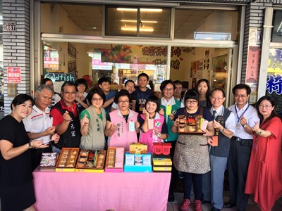 為身障朋友站台 中市府會共同行銷中秋月餅
