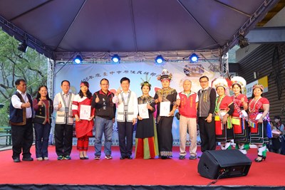 原住民族部落大學師生成果展  林市長頒發結業證書勉勵