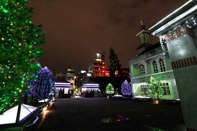 中區耶誕私房景點 歐式建築柳原教堂點亮繽紛燈飾 