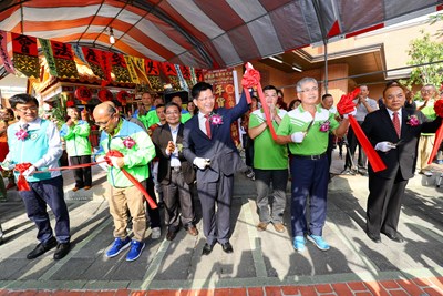 建國市場福德祠安座大典 林市長祈願攤商平安、健康、賺大錢