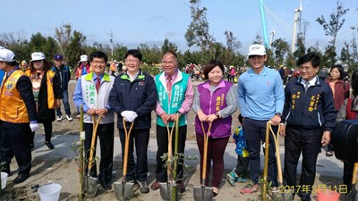 高美濕地遊客服務中心植樹活動 建設局鼓勵植樹成為全民運動