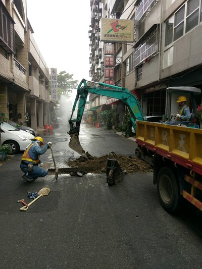 西屯區寜夏路瓦斯管線破損外洩搶修止漏 傍晚已恢復正常供氣