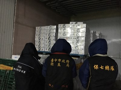 中市檢警衛偵破海產公司改標海鮮再販售 現場封存冷凍鮑魚逾1萬公斤