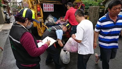 中市首日垃圾破袋檢查規勸87件  有效落實垃圾分類