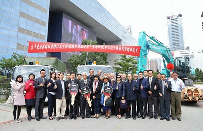 台中東海扶輪社友梁博仁捐贈環保局二輛資源回收車暨挖土機一台簽約儀式