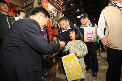 民眾排隊領市長紅包