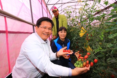 市長與農民洪恭益(後中)及其新住民太太曹凱寧