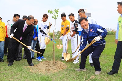 市長與職棒選手代表植樹