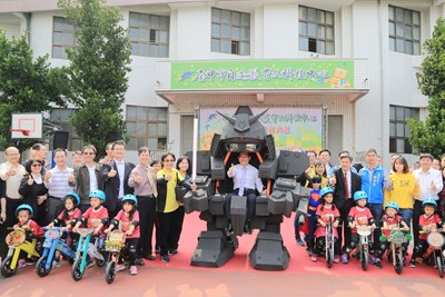 市長林佳龍操縱大型機器人體驗創新科技