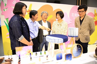 林依瑩副市長(右二)與文化局長王志誠(右三)參觀<太平藍>攤位並聽取解說