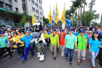 林市長與民眾一起參加健行起走儀式