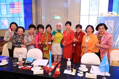 (右起)創會總監蔡鈴蘭-市長夫人廖婉如-美洲聯盟主席Dawn Marie Lemonds-中華民國總會總監陸游月紅-、美洲聯盟執行長Elizabeth M. Lucas等人