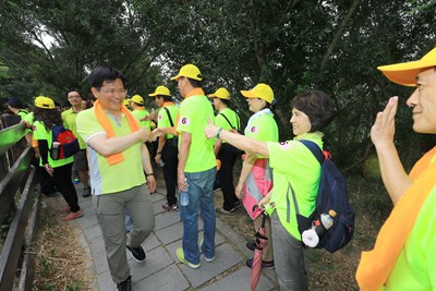 市長視察大肚萬里長城登山步道與山友打招呼