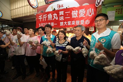 市長夫人廖婉如(右三)前來為魚丸攤商打氣共同做公益
