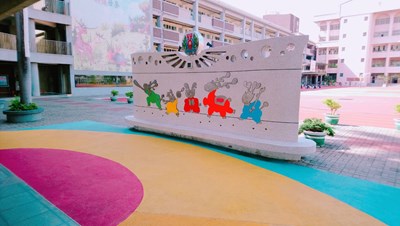 沙鹿國小校門口前的無障礙斜坡面以旭日東昇圖案呈現