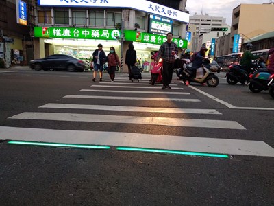 人行道穿越線紅綠燈