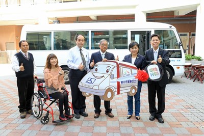 第一土地利用合作社捐交通車，楊副市長代表受贈