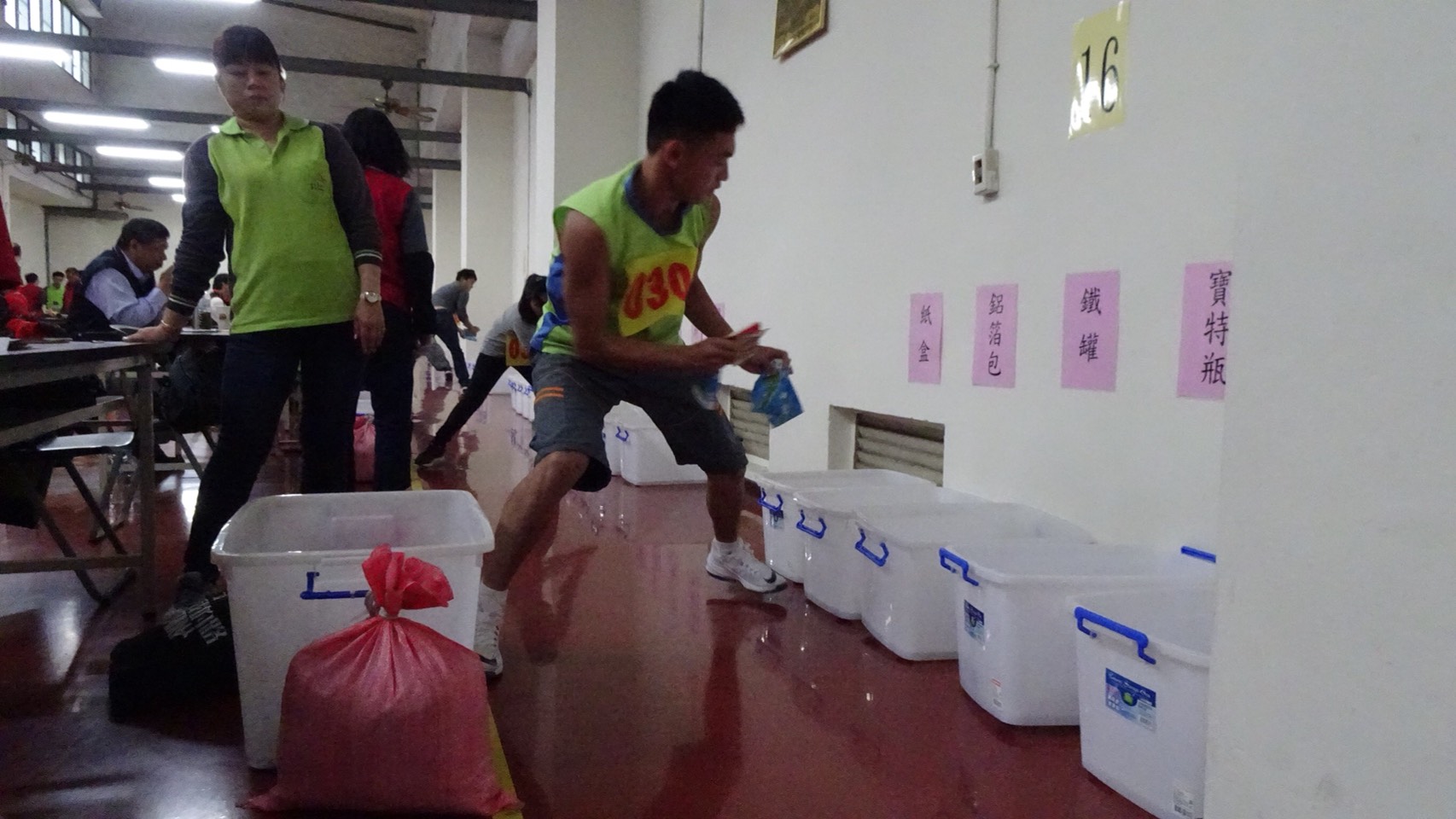 臺中市政府新聞局 市政新聞 Off 中市清潔隊甄選臨時人員體能與回收分類技能決勝負