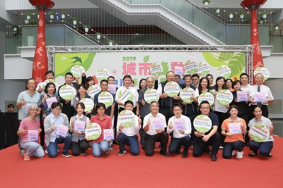 副市長陳子敬表揚台中107年綠色消費表現績優的企業、商家及人員共40位代表