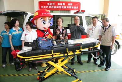 張鄧採霞女士捐贈救護車  胡市長頒贈慈光獎章