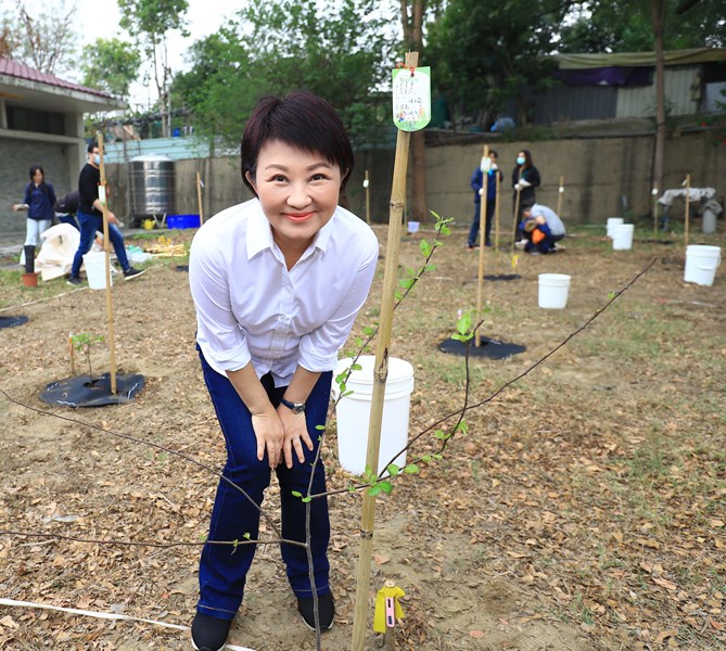 市長與親自栽種的台灣野梨合影