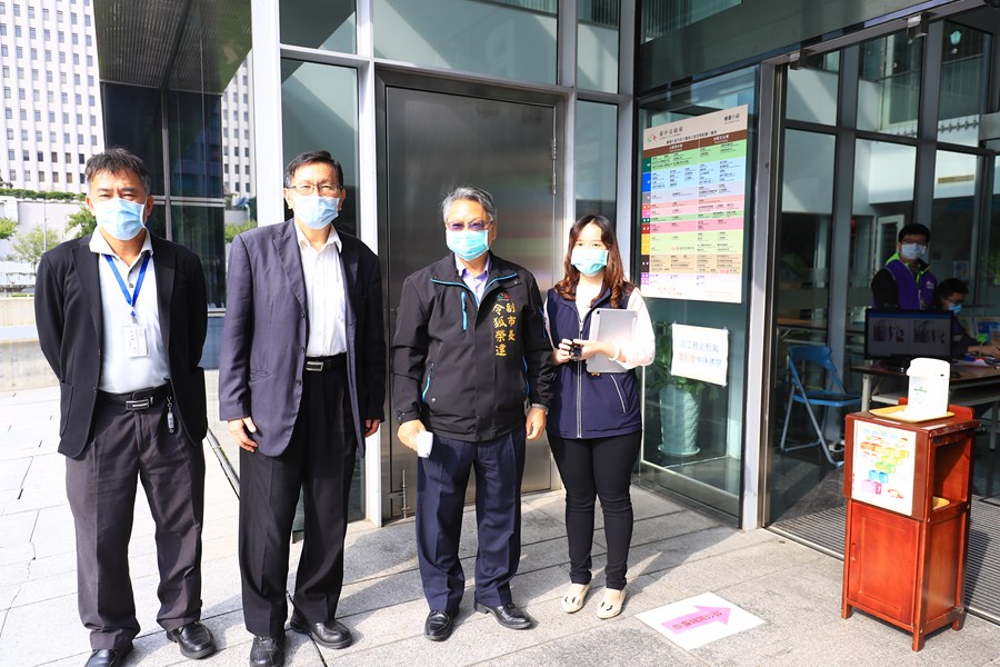 (左起)秘書處副處長李政峯-人事處處長陳杉根-令狐榮達副市長--秘書處處長顏迺倫