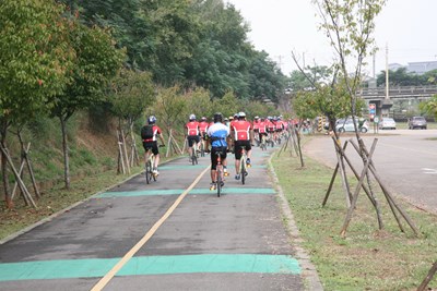 「慶祝建國一百年華僑青年鐵馬回國致敬團」起跑儀式