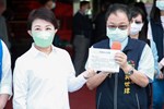 市長與民政局長介紹關護包