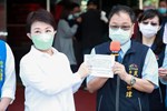 市長與民政局長介紹關護包