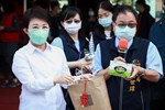 市長與民政局長介紹物資包