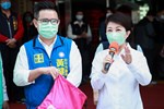 市長與民政局長介紹關護包