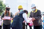 市長贈送伴手禮感謝工程團隊