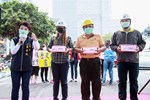 市長贈送伴手禮感謝工程團隊