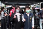 與市長合影