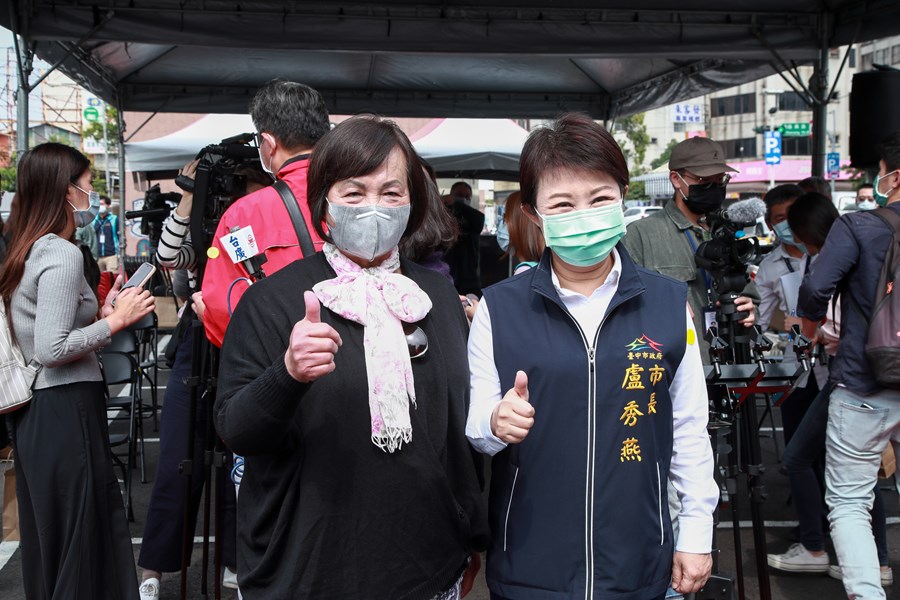 與市長合影