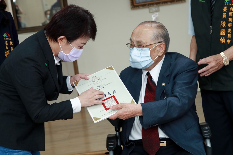 市長頒發108年度調解領導有方市長獎